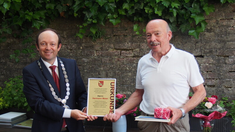 Der Sportfunktionär Hermann Maier wurde mit einem Buchpräsent, der Gemeindeuhr und einer Dankurkunde für sein ehrenamtliches Wirken im örtlichen Kegelverein von Bürgermeister Christian Hirtreiter ausgezeichnet.