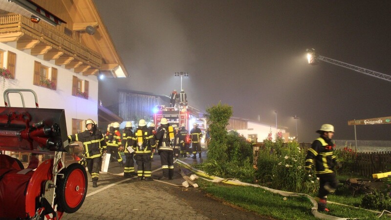 In Geiersthal ist in der Nacht auf Freitag ein Schweinestall in Flammen aufgegangen.