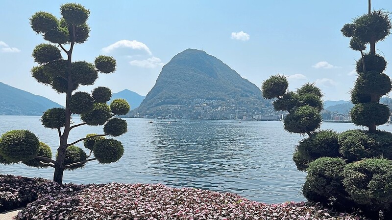 Mediterranes Flair versprühen die Parkanlagen von Lugano. Beliebter Aussichtspunkt ist der steil aufragende Monte San Salvatore.