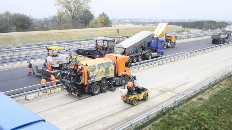 Die A 92 wird im Bereich der Kreuzung mit der künftigen B 15 neu derzeit saniert. Ursprünglich waren die Arbeiten bis Ende Oktober geplant. Nun wird sich die Maßnahme noch einige Wochen hinziehen, wie der Pressesprecher der Autobahndirektion Südbayern mitteilte.