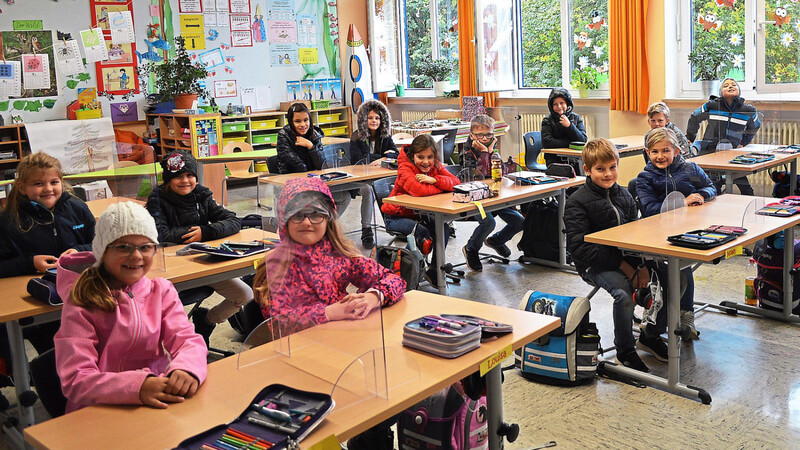 Die dritte Klasse von Schulleiterin Claudia Artinger an der Grundschule in Sandelzhausen macht es richtig vor: Warm anziehen beim Lüften im Klassenzimmer hilft auch in der kälteren Jahreszeit, gesund zu bleiben.