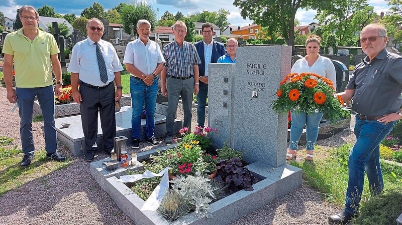 Kreisvorsitzender Hans Kraus (rechts) legte am Grab Johann Stangls ein Blumengebinde in Freie-Wähler-Farben nieder.