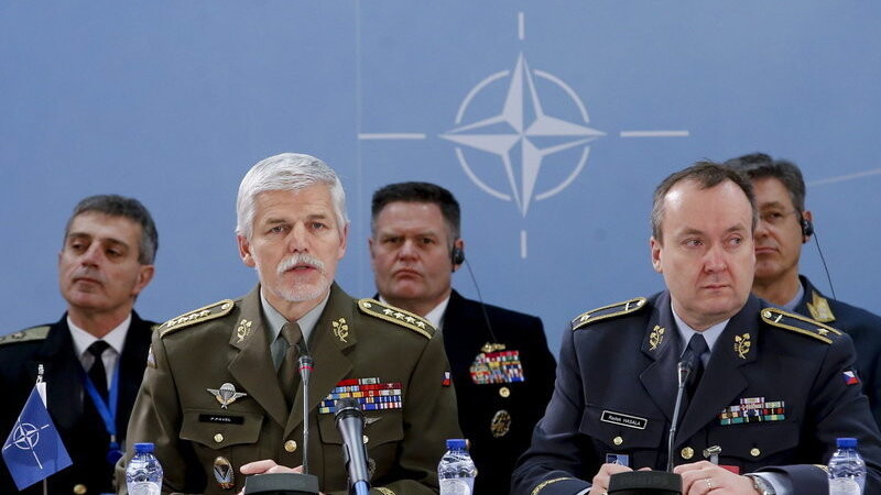 NATO Militär-Ausschuss im NATO Hauptquartier in Brüssel am 21. Januar 2016: Vorsitzender Petr Pavel (L) und sein Assistent Radek Hasala (R) beim Start des 174. Militär-Ausschusses als oberste militärische Instanz der NATO.