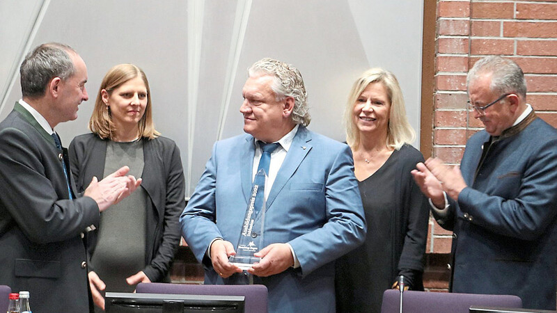 Christian Schambeck (Mitte) äußert seine Freude gegenüber Wirtschaftsminister Hubert Aiwanger, den Preis "im Namen der Auszubildenden" anzunehmen.