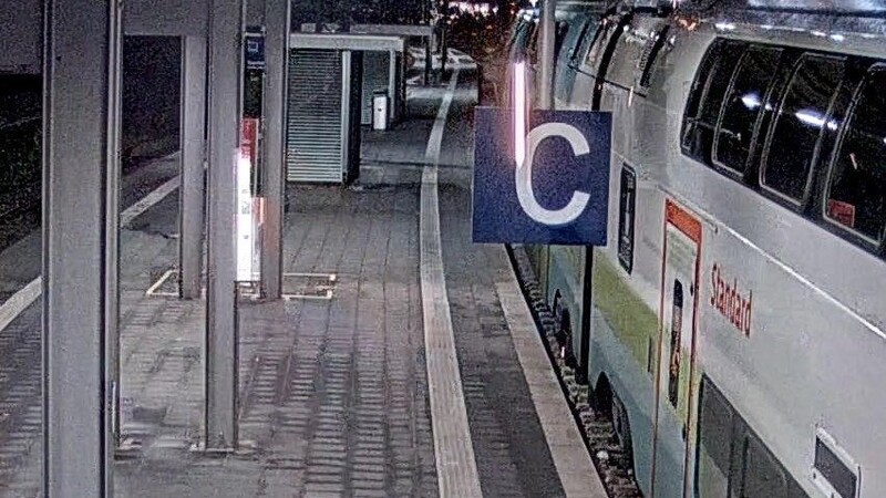 Am Bahnsteig 5 des Münchner Hauptbahnhofs wurde am Mittwochmorgen ein 23-Jähriger schwer verletzt. Er war auf das Dach eines Zuges geklettert und hatte einen Stromschlag erlitten.