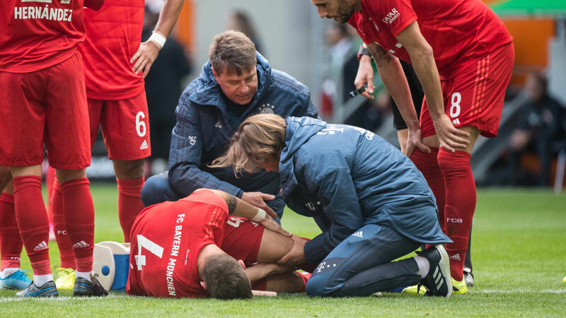 Niklas Süle liegt mit großen Schmerzen am Boden. Der Abwehrchef hat sich das Kreuzband gerissen.
