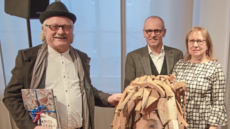 Bei der Vernissage (v. l.): Künstler Michael Lauss, Laudator Martin Ortmeier und Museumsleiterin Birgitta Petschek-Sommer.