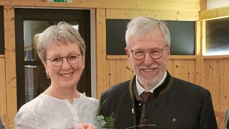 Georg Kirschner ist mit dem Ehrenring der Gemeinde Bodenkirchen ausgezeichnet worden. Während der Feierstunde sagte er zu seiner Frau Hildegard: "Es ist der größte Glücksfall meines Lebens, dass ich dich immer an meiner Seite hatte."
