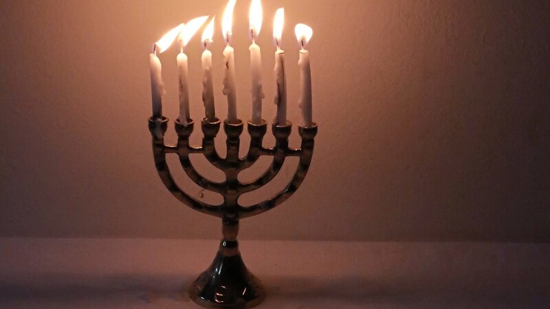 Die Menora ist eines der wichtigsten jüdischen Symbole. Samuels Religionslehrerin warnte ihn schon als Kind: Den Leuchter ins Fenster zu stellen, kann gefährlich sein.