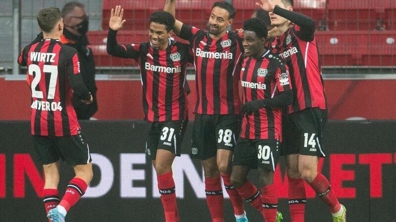 Die Spieler von Leverkusen feiern den Treffer zur 1:0-Führung.