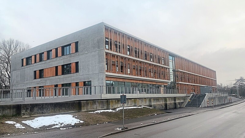 56 Millionen Euro teuer ist das neue Labor- und Lehrgebäude an der Uferstraße - und bald fertig.