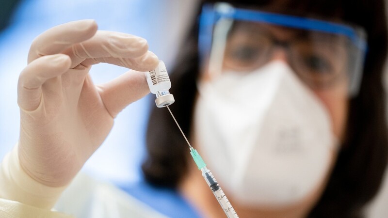 Eine Krankenpflegerin bereitet den Impfstoff von Biontech/Pfizer gegen Covid-19 im Rahmen einer Mitarbeiter-Impfung vor. Die Massenimpfung läuft bisher eher schleppend.