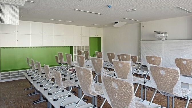Klassenzimmer der neuen Grund- und Mittelschule Kreuzschule.