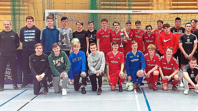 Die drei erstplatzierten Mannschaften des B-Junioren-Turniers waren (v.l.) SG Edenstetten, FC Künzing und FSV Straubing II.