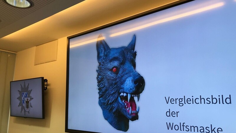 Auf einem Bildschirm im Polizeipräsidium präsentiert die Polizei ein Vergleichsbild einer Wolfsmaske.