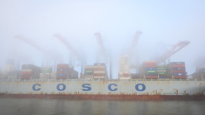 Bundeskanzler Olaf Scholz hat sich durchgesetzt, die chinesische Staatsreederei Cosco darf sich in ein Containerterminal des Hamburger Hafens einkaufen.