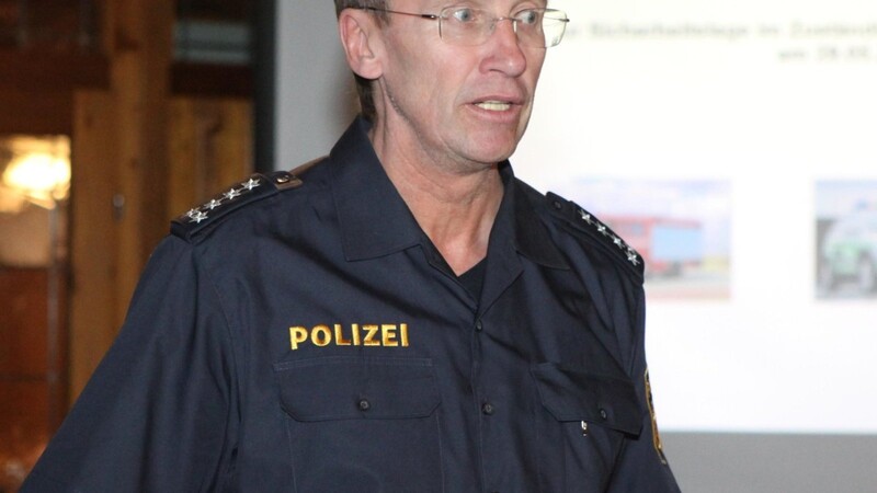 Erster Polizeihauptkommissar Bernhard Walter, Dienststellenleiter der Polizeiinspektion Rottenburg, informierte die Bürgermeister beim Sicherheitsgespräch.