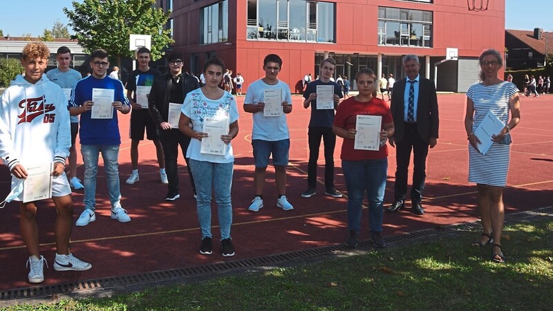 Stolz präsentieren die Jugendlichen ihre Zertifikate. Mit auf dem Bild Direktor Karl-Heinz Mathy und Lehrerin Anita Goller.