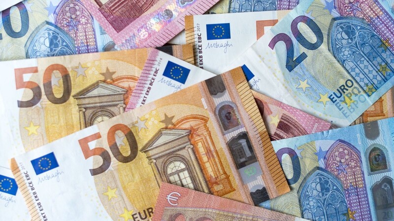 Zahlreiche Banknoten zu 10, 20 und 50 Euro liegen auf einem Tisch. Unternehmen, die aufgrund des Teil-Lockdowns ab 2. November schließen müssen, können Überbrückungshilfen beantragen.