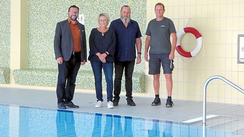 Bürgermeister Thomas Hieninger (links) besprach mit Johanna und Gerd Mahler sowie Hausmeister Christian Kreuzpaintner (rechts) das Hygiene- und Schutzkonzept zur Wiedereröffnung des Hallenbadbetriebes.