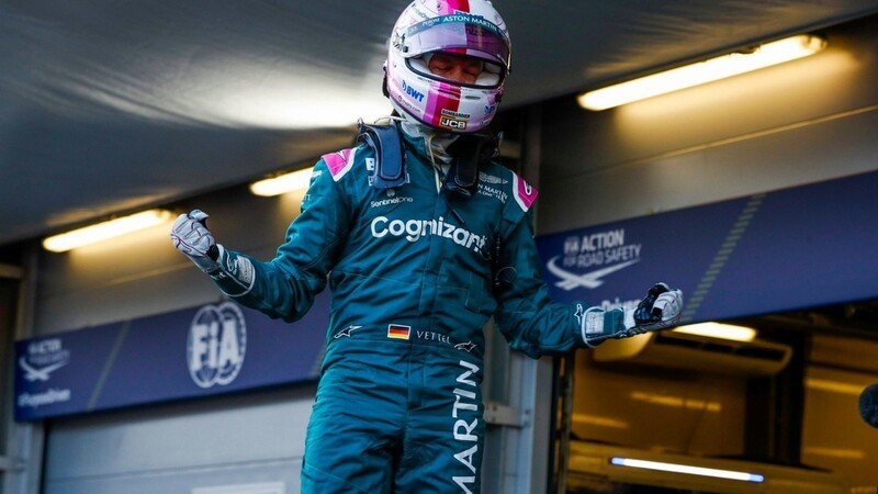 Die Erleichterung ist Sebastian Vettel nach seinem ersten Podium mit Aston Martin deutlich anzumerken.