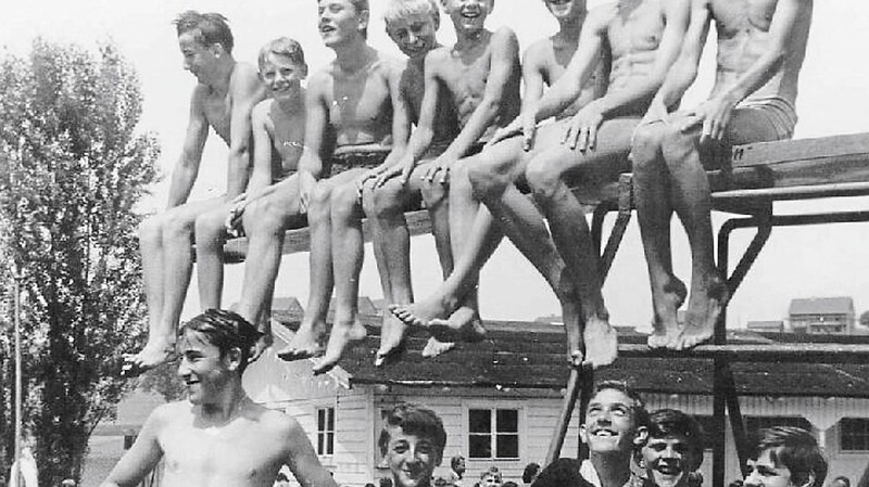 Eine Bubenklasse aus Pfaffenberg stellte sich Mitte der 60er-Jahre nach dem Sportunterricht zu einem Erinnerungsfoto am Sprungturm auf.