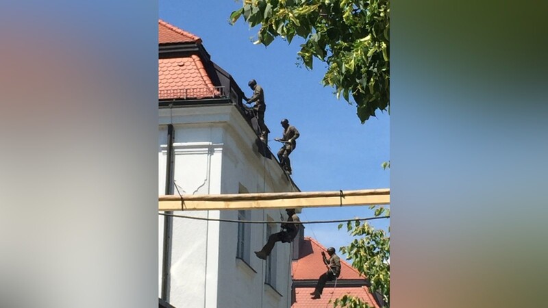 Die Spezialkräfte der bayerischen Polizei sollen künftig in Freyung trainieren. Beim "Tag der offenen Tür" im niederbayerischen Polizeipräsidium in Straubing stellten sie 2019 ihr Können spektakulär unter Beweis.