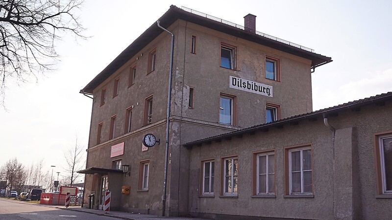 Das Vilsbiburger Bahnhofsgebäude befindet sich in Privatbesitz. Der Eigentümer will Fassade, Fenster, Türen und Teile des Daches sanieren. Die Frage, ob es dafür einen städtischen Zuschuss gibt, ist offen.