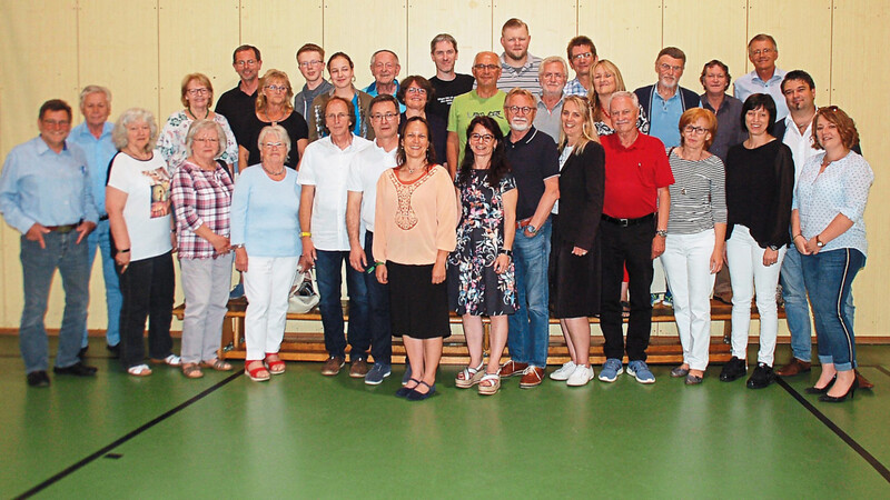 Eine große Familie: Die neue Vorstandschaft des TV 64 Landshut mit dem wiedergewählten Vorsitzenden Wolfgang Mürdter (vorne Vierter von rechts), den geehrten Mitgliedern sowie zahlreichen Ehrengästen.
