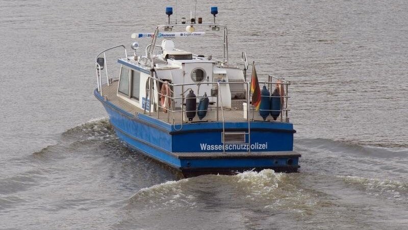 Die Deggendorfer Wasserschutzpolizei hat ein Segelboot befreit, das auf Grund gelaufen war. (Symbolbild)