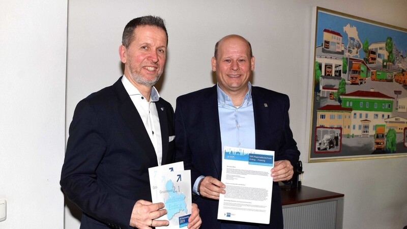 IHK-Vizepräsident für München und Oberbayern, Otto Heinz (r.), sowie Dr. Robert W. Obermeier (l.), Geschäftsführer für die IHK-Region München (l.) stellten das Positionspapier vor.