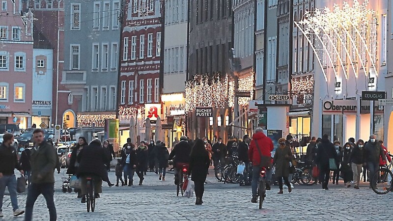 Im gesamten Gebiet des Landshuter Verkehrsverbundes können Fahrgäste den ÖPNV an den vier Adventssamstagen kostenfrei nutzen und ihre Weihnachtseinkäufe in der Innenstadt erledigen.