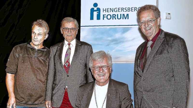 Bei der Eintragung in das "Goldene Buch" der Gemeinde Hengersberg (v. l.): Dr. Kai Uwe Manneck, Peter Abart, Landesbischof Heinrich Bedford-Strohm und Bürgermeister Christian Mayer.