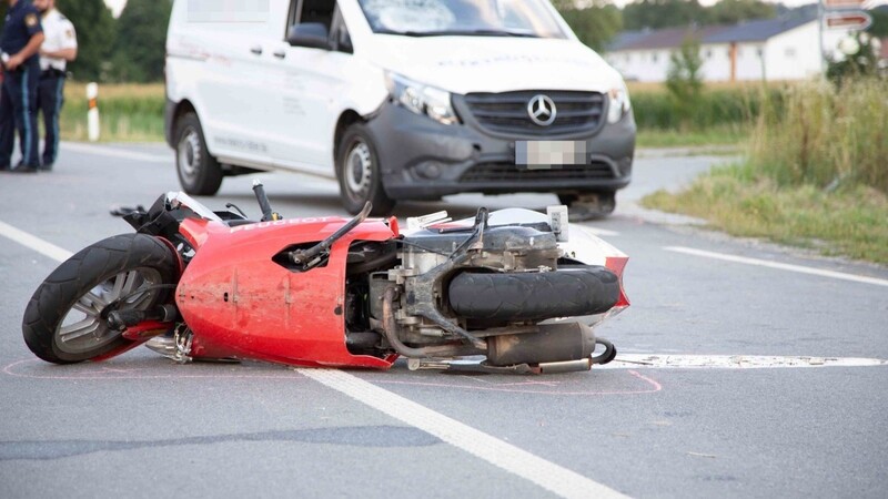 Unfall am Sonntagabend bei Haunersdorf. Dabei wurde ein 18-jähriger Rollerfahrer schwer verletzt.
