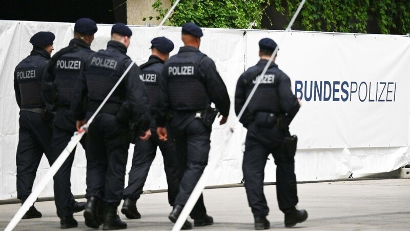 Bundespolizisten in Garmisch-Partenkirchen: Der G7-Gipfel ist vom 26. bis 28. Juni 2022 auf Schloss Elmau geplant.
