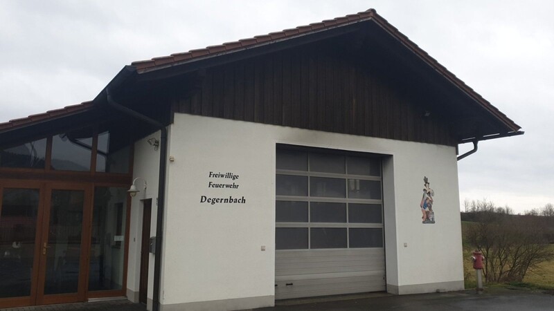 Das Feuerwehrhaus in Degernbach. Außen sind am Tag danach kaum Spuren zu sehen. Doch fast die komplette persönliche Ausrüstung der Wehrmänner wurde bei dem Brand zerstört.