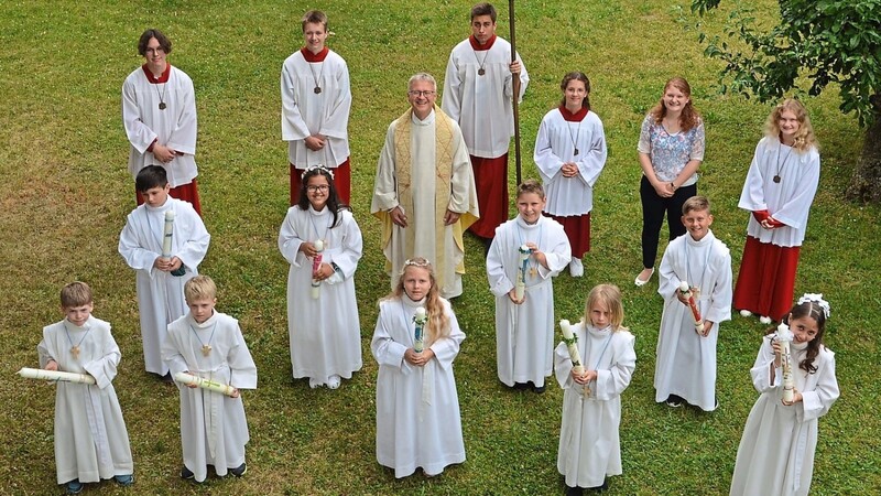 Neun Kommunionkinder aus der Pfarrei Eichendorf empfingen die Erstkommunion. Mit auf dem Bild Pfarrer Adi Ortmeier, Pastoralassistentin Elisabeth Eibl und die Ministranten.