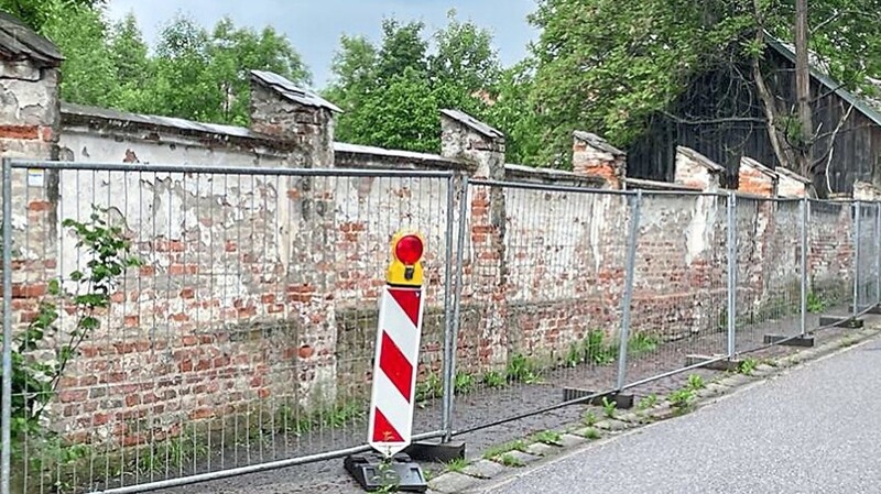 Die Mauer am Schlosspark, die zum Teil schon eingestürzt ist, soll nun abgerissen und originalgetreu wieder aufgebaut werden. Kosten: gut 250 000 Euro.