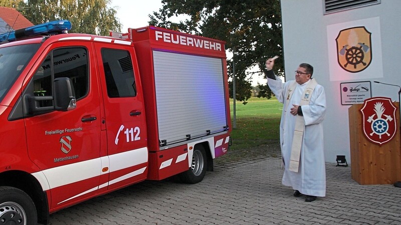 Pfarrer Josef Jacek erbat den Segen für das Fahrzeug.