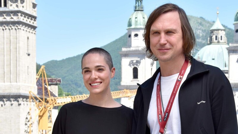 Buhlschaft Verena Altenberger und Jedermann Lars Eidinger vor der weltbekannten Kulisse Salzburgs