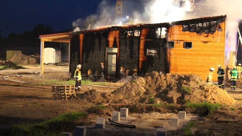 Ende April im inMotion Park in Steinberg am See: mit dem überwiegend aus Holz bestehenden Verwaltungsgebäude hatte der Brandstifter leichtes Spiel.