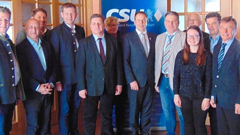 Die CSU-Kandidaten Künzing-Forsthart mit den Ehrengästen.