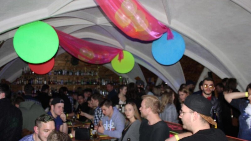 Die Alm Lounge in Landshut wurde am Samstag kurzerhand zur "wuidn Neon Alm" umfunktioniert.