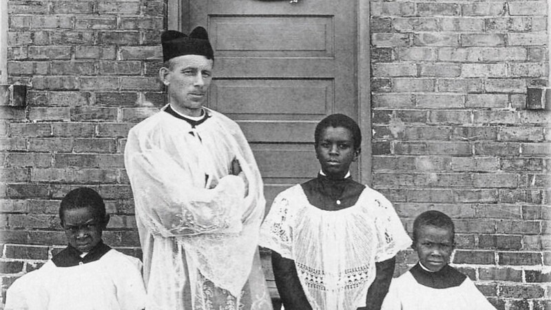 Alois Heick im Jahr 1925 mit Ministranten der Missionsschule Holy Ghost.