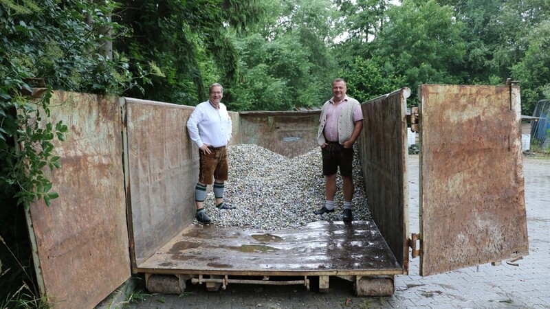 Bis zum Rand soll der Container voll werden. In einem Jahr möchten Mario Vyskocil (rechts) und Stefan Wagner dieses Ziel erreichen.