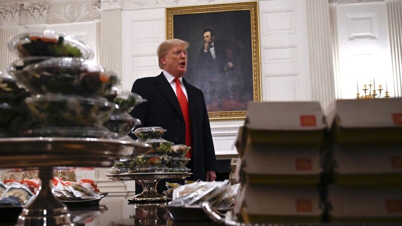 US-Präsident Donald Trump greift wegen des wochenlangen Haushaltsstreits in die eigene Tasche und bewirtet im Weißen Haus ein ganzes Football-Team mit Fast Food.