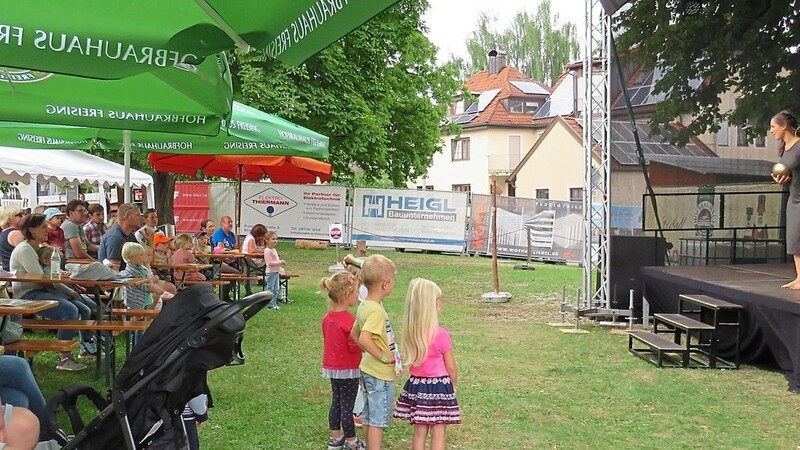 Trotz der unsicheren Wetterlage "trauten" sich am Sonntagnachmittag 140 Gäste auf die Festwiese gegenüber der Hopfenhalle zum "Hurra-Musiktheater für Kinder" im Rahmen des Kultursommers.
