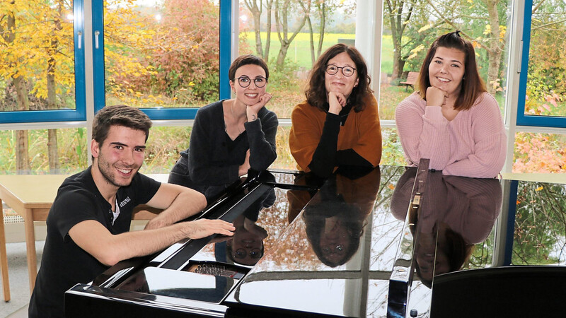 Teilen die Leidenschaft für die Musik: Christoph Krottenthaler (v.l.), Paulina Krasman, Musiklehrerin Xenia Forster und Miriam Christoph.