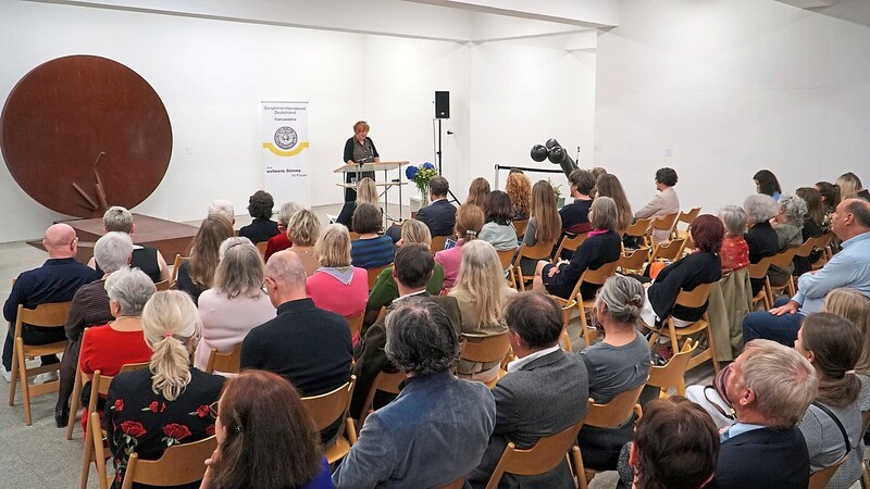 Ihr Wort an die Gäste richtete am Samstagabend bei der Jubiläumsfeier im Koenigmuseum auch die Vizepräsidentin von SI Deutschland, Gabriele Schweinsteiger (am Pult).