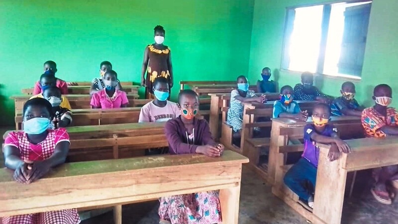 Die Schulkinder in Ghana tragen auch während des Unterrichts die Mund-Nasen-Maske.